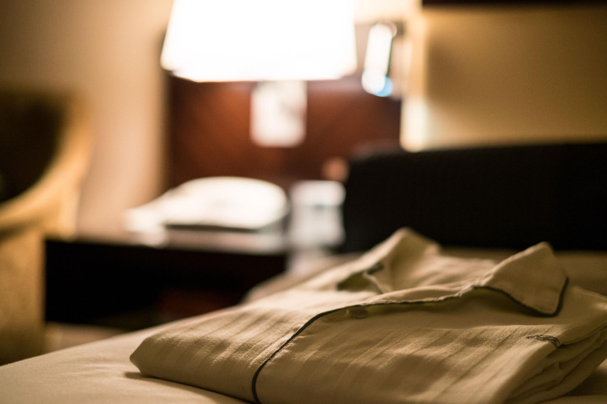 Hotel New Otani Hakata Fukuoka  Exteriér fotografie A shirt left on a bed