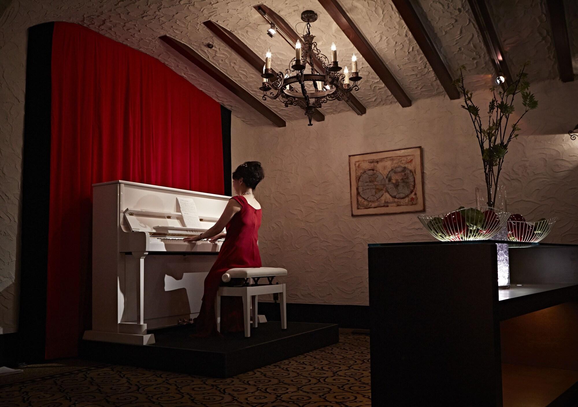 Hotel New Otani Hakata Fukuoka  Exteriér fotografie A piano player at the lobby of the hotel