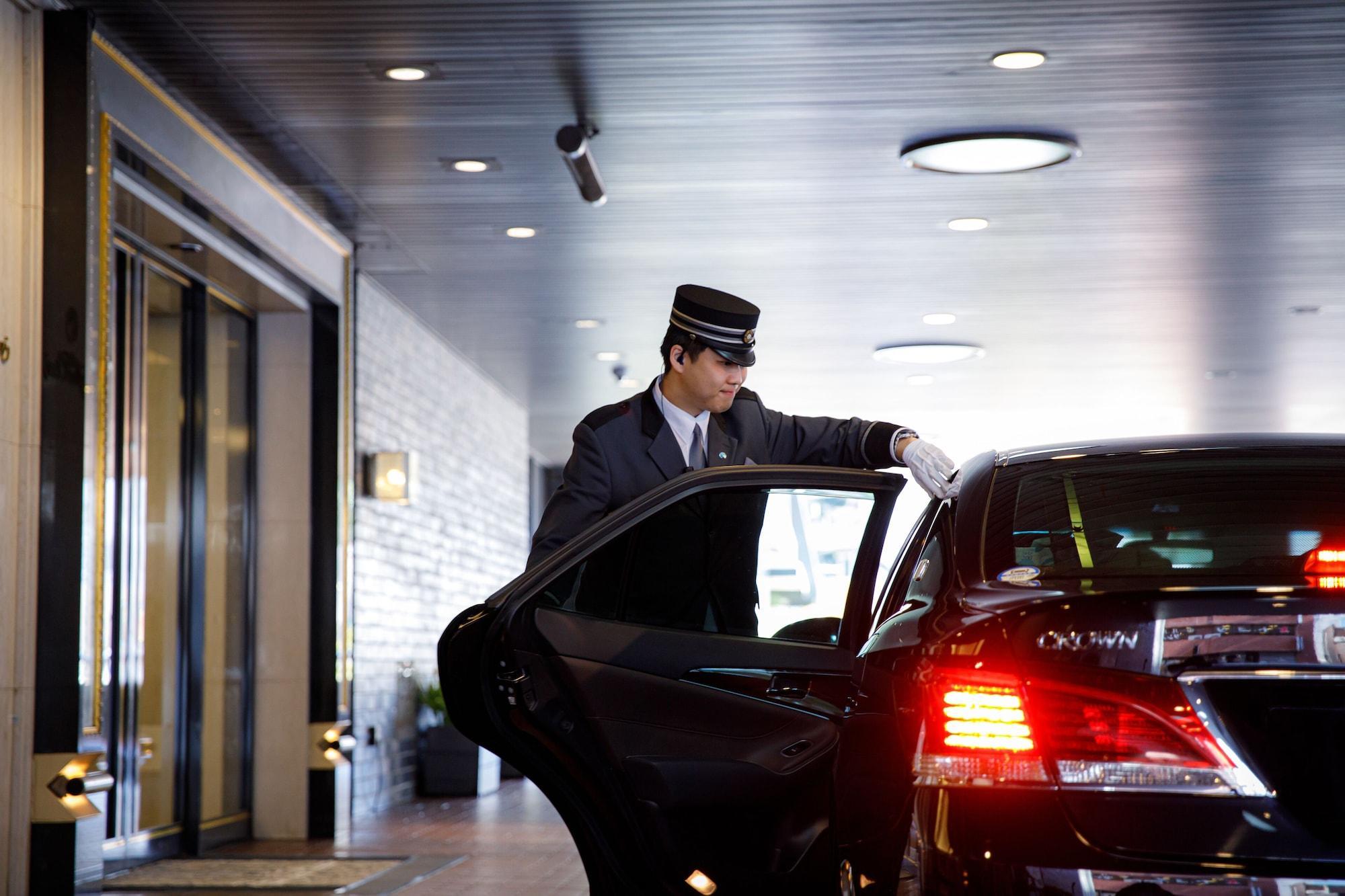 Hotel New Otani Hakata Fukuoka  Exteriér fotografie A chauffeur opening a car door