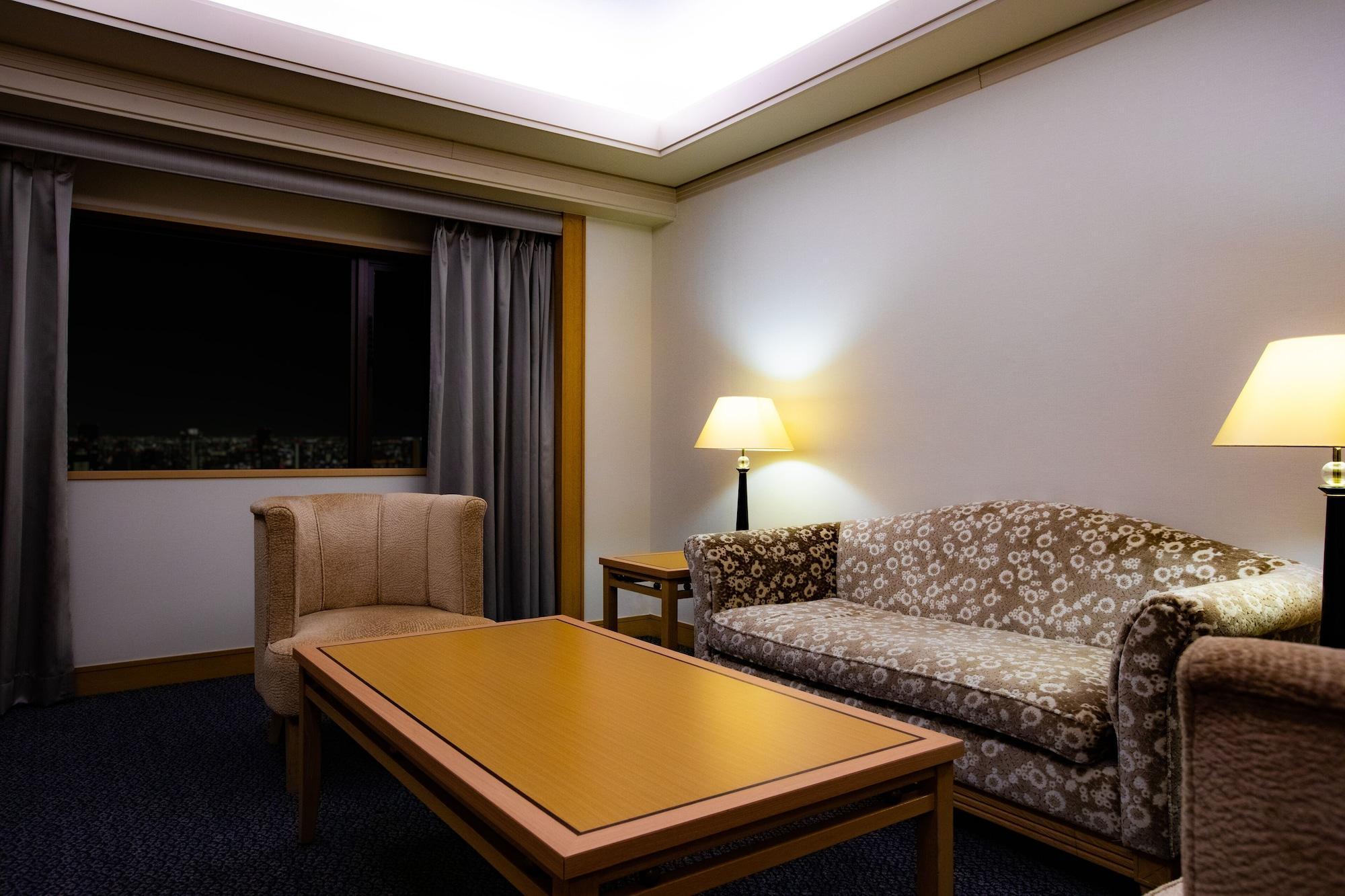 Hotel New Otani Hakata Fukuoka  Exteriér fotografie A living room in a suite at the hotel