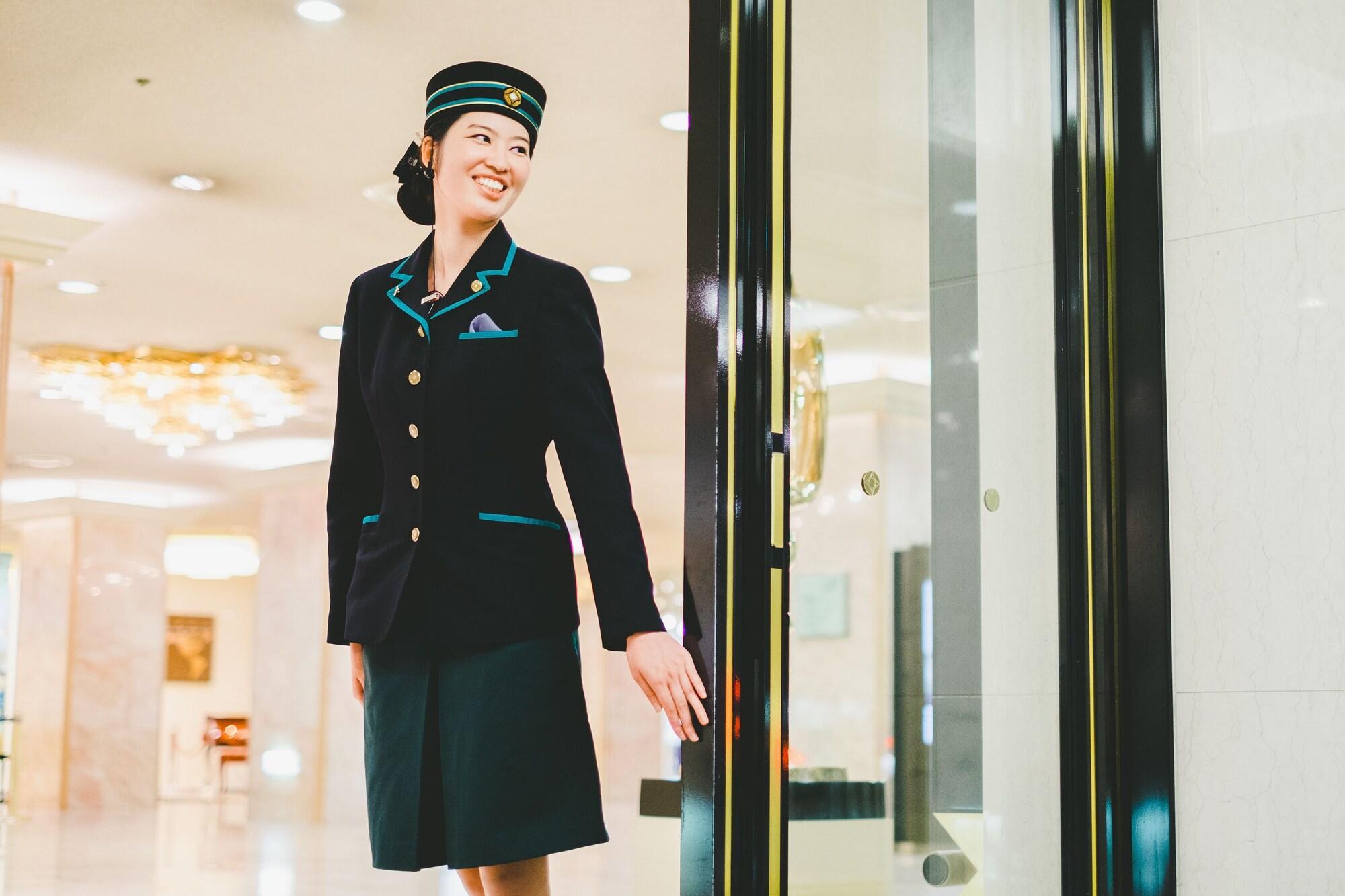 Hotel New Otani Hakata Fukuoka  Exteriér fotografie A female doorman at the entrance of a hotel
