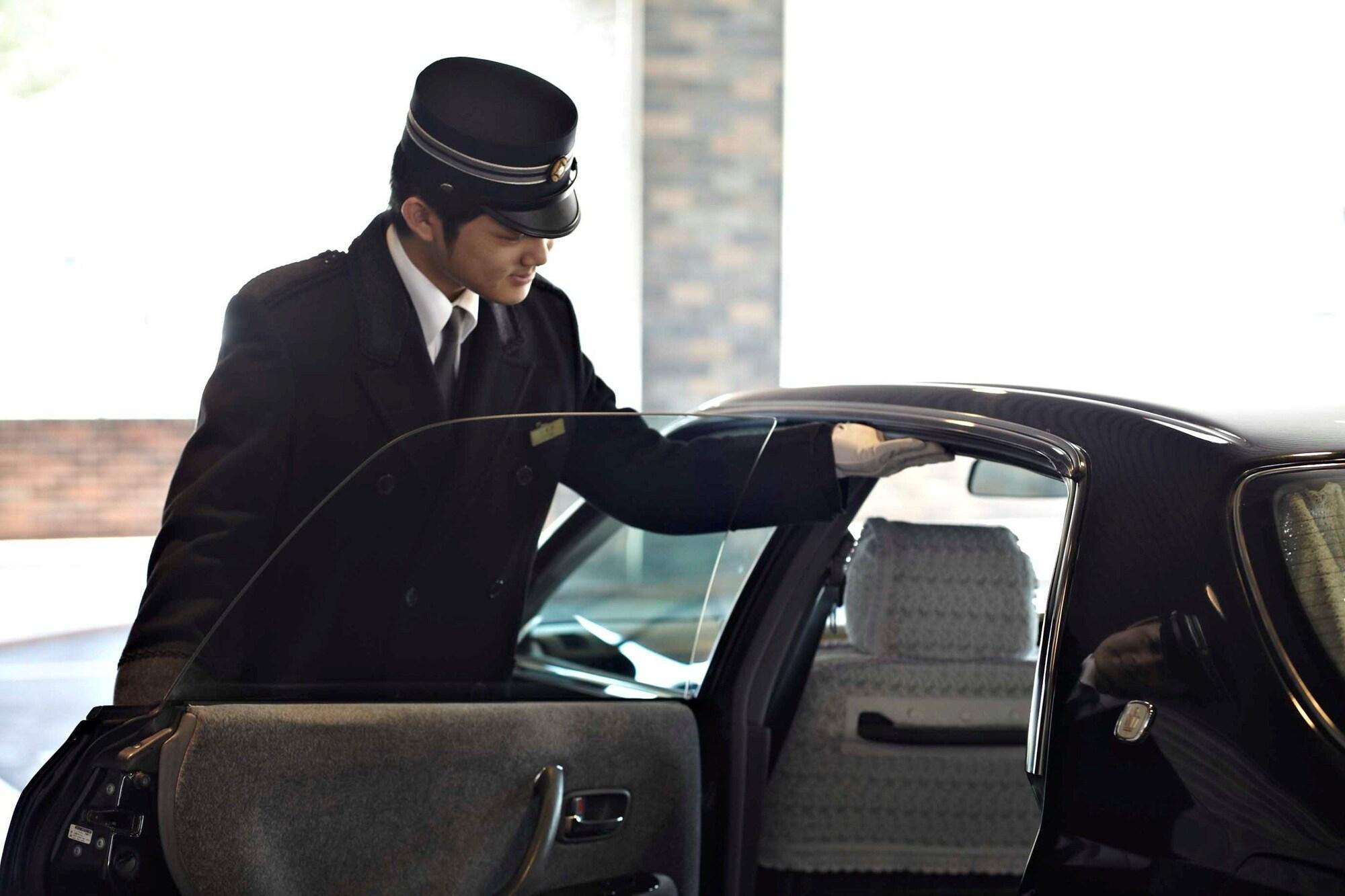 Hotel New Otani Hakata Fukuoka  Exteriér fotografie A chauffeur opening a car door